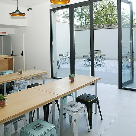 Meeting Point אכסניה *